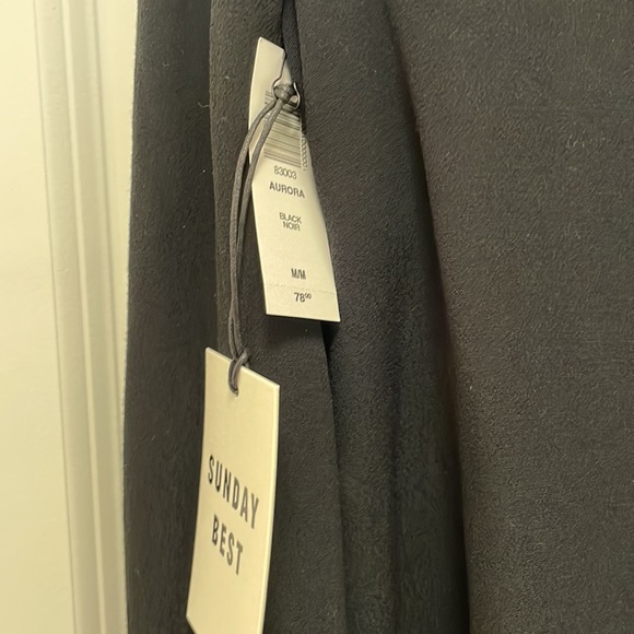 Aritzia Sunday Best Blouse- size medium. NWT - Picture 3 of 3